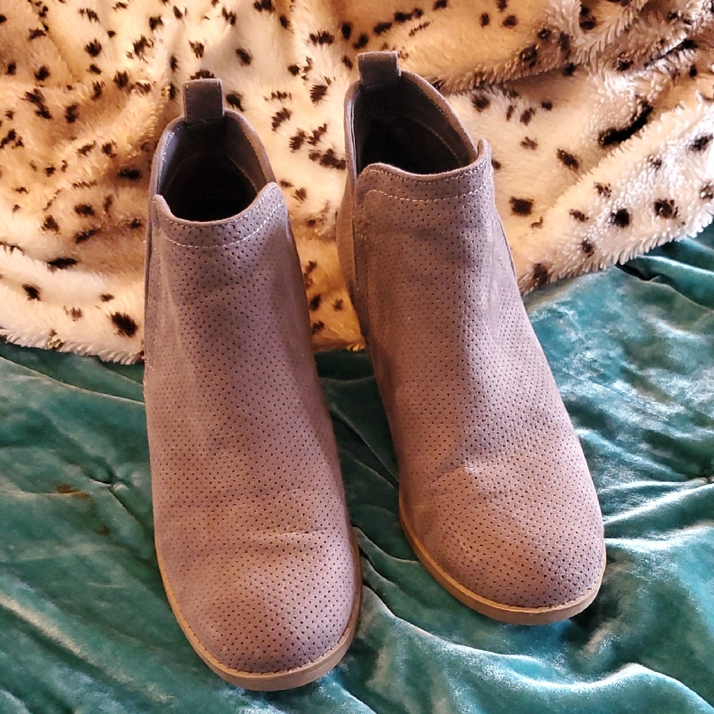 Universal Thread Perforated Gray Ankle Booties